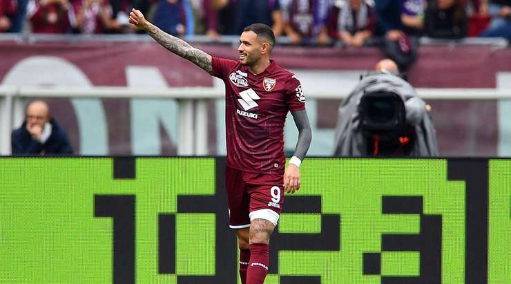Vào! Alessandro Buongiorno tung một đường chuyền tuyệt vời đến vị trí của Antonio Sanabria (Torino) trong vòng cấm, và cầu thủ này tận dụng rất tốt cơ hội để dứt điểm gọn gàng vào góc thấp bên phải. 1:1.