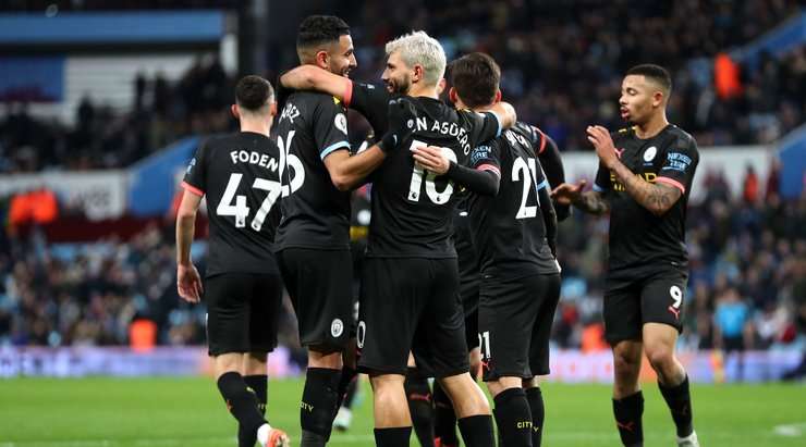 Sergio Aguero (Manchester City) đón một đường chuyền sắc bén của đồng đội vào sâu bên trong vòng cấm và anh bình tĩnh sút bóng vào phía trong cột dọc bên phải!