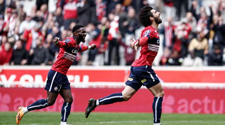 Andre Gomes (Lille) có một chút khoảng trống tại rìa vòng cấm và nã bóng hiểm hóc vào góc phải phía trên. Tuyệt vời!