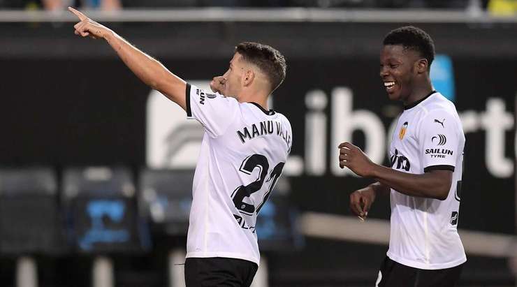 Manu Vallejo (Valencia) có rất nhiều khoảng trống sau khi đón một đường chuyền chính xác trong vòng cấm. Anh không do dự tung một cú sút tuyệt vời, đưa bóng vào góc thấp bên phải cầu môn.