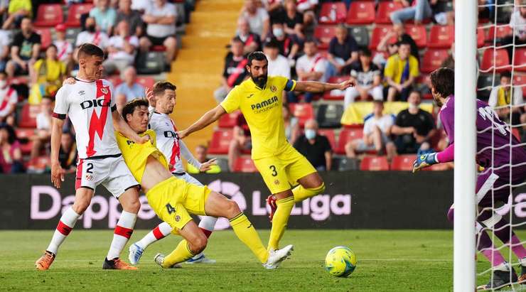 Vào! Bóng từ quả đá phạt trước đó đến chân của Pau Torres (Villarreal) trong vòng cấm và cầu thủ này tung một cú sút chìm chuẩn xác vào giữa khung thành.