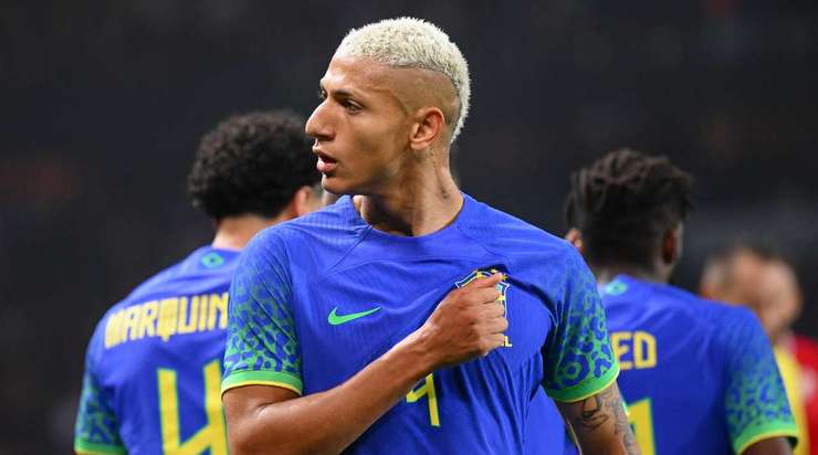 Vào! Raphinha dọn cỗ cho Richarlison (Brazil) tại rìa vòng cấm người sút bóng vào chính giữa mành lưới. 2:1.