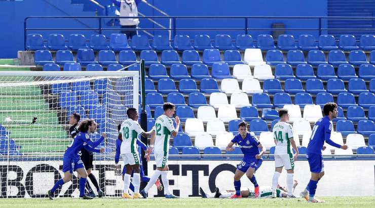 Vào! Enes Unal (Getafe) có đủ khoảng trống trong vòng cấm để đón một đường chuyền từ Takefusa Kubo và dứt điểm gọn gàng vào góc thấp bên phải khung thành. 1:1.