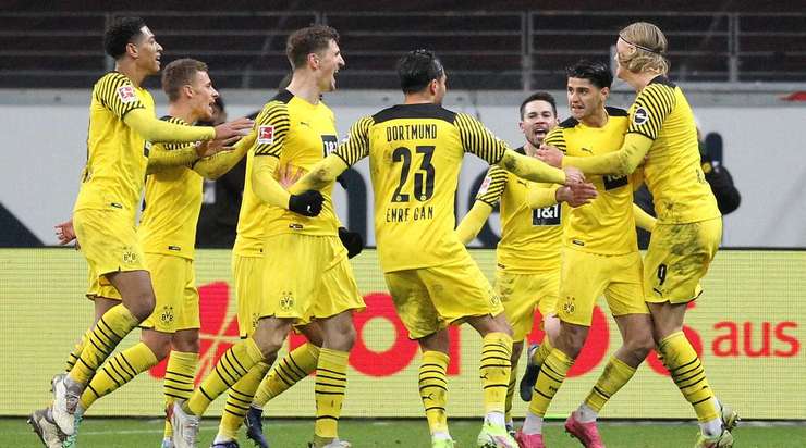 Một tuyệt phẩm ngay ngoài vòng cấm! Mahmoud Dahoud (Dortmund) sút bóng với một tốc độ và lực sút kinh hoàng vào phía trong cột dọc bên phải.