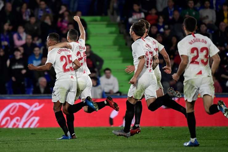 Fernando (Sevilla) bật cao và đánh bại thủ môn đối phương với một cú đánh đầu hoàn hảo. Bóng đi rất hiểm hóc vào mép trong cột dọc bên trái.