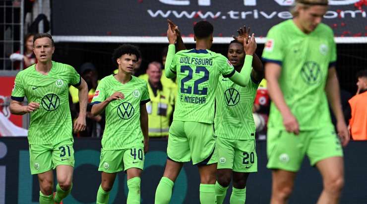 Đó là một bàn phản lưới nhà! Một khoảnh khắc rất đáng tiếc cho Robert Andrich (Bayer Leverkusen), người đã nỗ lực cản phá một quả tạt vào vòng 5m50, nhưng cuối cùng anh lại tự đưa bóng về lưới nhà. Tỉ số là 1:1.