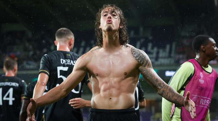Vào! Fabio Silva (Anderlecht) tinh quái dừng lại một nhịp trước khi sút, chờ cho thủ môn Nicolai Larsen đổ người trước khi bình tĩnh đưa bóng vào góc thấp bên trái.