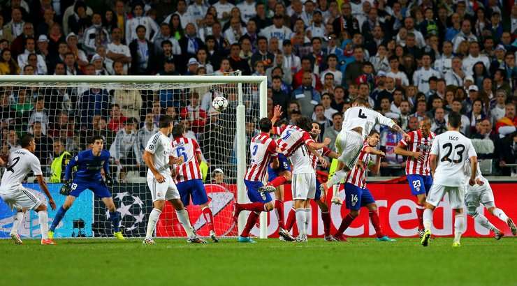 Sergio Ramos (Real Madrid) nhảy cao nhất để đón bóng từ quả phạt góc và dứt điểm tung lưới thủ môn đối phương với một cú đánh đầu tốt vào góc thấp bên trái khung thành. Hàng phòng ngự đang nhìn nhau một cách ngỡ ngàng. Một bàn thắng tuyệt phẩm. Sergio Ramos (Real Madrid) đã có thể ăn mừng!
