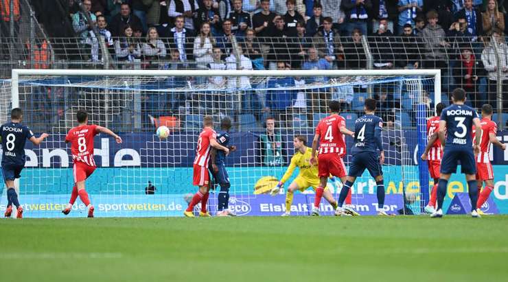 Philipp Hofmann (Bochum) nhảy cao nhất để đón bóng từ quả phạt góc được thực hiện hoàn hảo bởi Philipp Forster. Cú đánh đầu của anh đã đi hiểm hóc vào mé trong cột dọc bên trái, khiến thủ môn hoàn toàn bất lực. Tỉ số được nâng lên 1:0.
