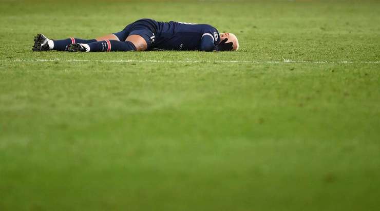 Neymar (Paris SG) có vẻ như đã dính phải một chấn thương.