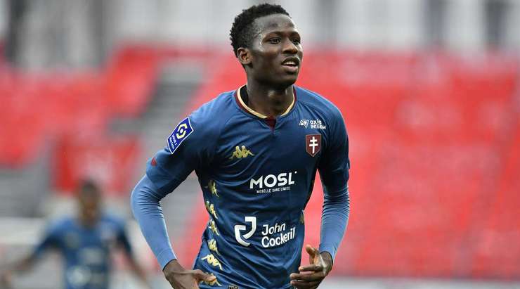 Bóng đã đi vào lưới! Pape Sarr (Metz) thử vận may của mình từ rìa vòng cấm và thần may mắn đã mỉm cười khi cú sút của anh đi trúng một cầu thủ khác và đổi hướng, khiến thủ môn Gautier Larsonneur không kịp trở tay. Tỉ số đã được nâng lên 2:2.
