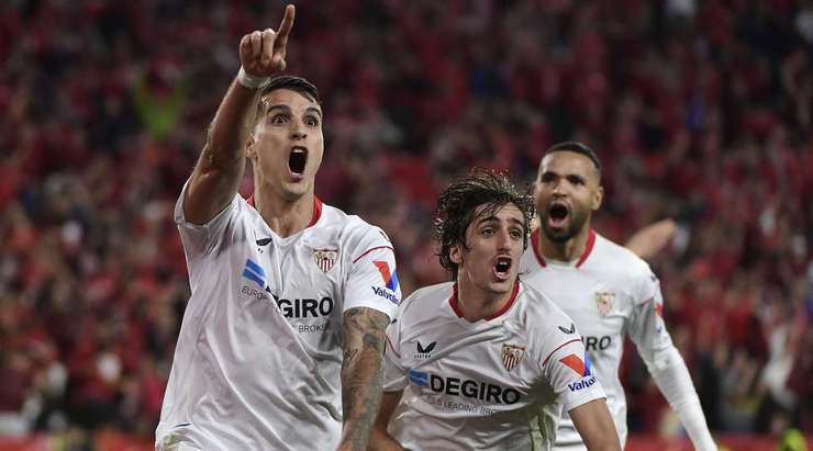 Erik Lamela (Sevilla) bật lên đón quả tạt và đánh đầu hiểm hóc vào mé trong cột dọc bên trái.