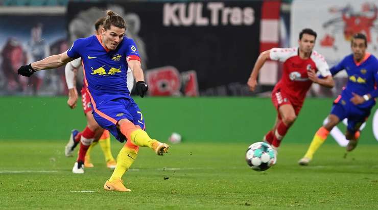 Vào! Florian Muller đã chạm được những đầu ngón tay vào bóng sau cú sút của Marcel Sabitzer (RB Leipzig), nhưng chừng đó thôi không đủ ngăn trái bóng đi vào góc thấp bên trái khung thành.