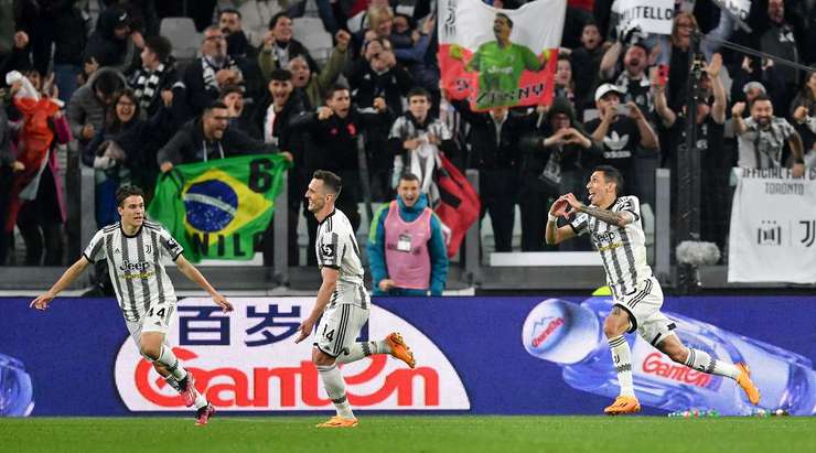 Angel Di Maria (Juventus) nhìn thấy cơ hội và anh tung cú sút xa ngay sát vạch 16m50. Bóng đi vào lưới trong sự ngỡ ngàng của thủ môn đối phương!
