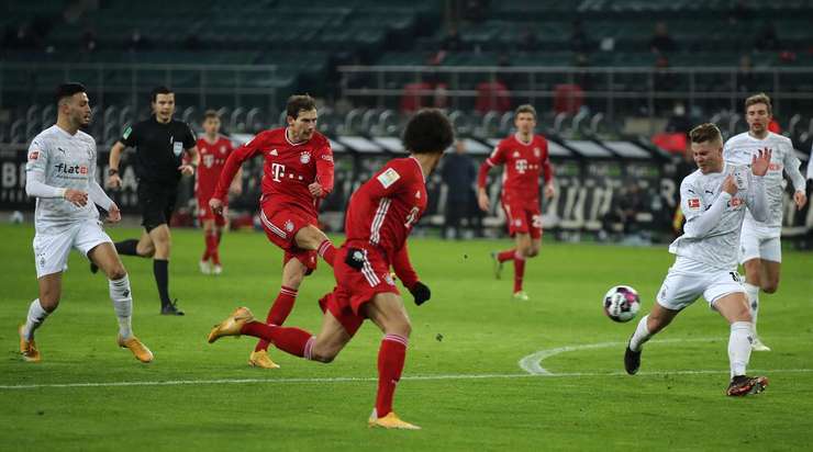 Một tuyệt phẩm ngay ngoài vòng cấm! Leon Goretzka (Bayern Munich) sút bóng với một tốc độ và lực sút kinh hoàng vào phía trong cột dọc bên phải.