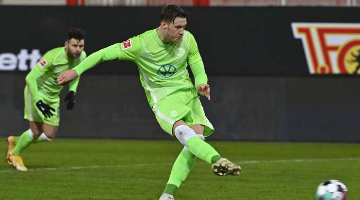 Vào! Andreas Luthe đã chạm được những đầu ngón tay vào bóng sau cú sút của Wout Weghorst (Wolfsburg), nhưng chừng đó thôi không đủ ngăn trái bóng đi vào góc thấp bên trái khung thành.