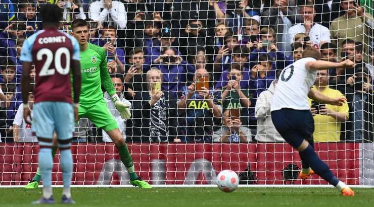 Vào! Harry Kane (Tottenham) giành chiến thắng trên chấm phạt đền bằng một cú sút không thể cản phá, vượt qua tầm với của thủ môn Nick Pope vào góc thấp bên trái.