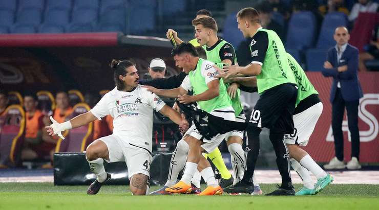 Dimitrios Nikolaou (Spezia) ghi bàn từ một vị trí khó. Anh ấy bật cao để đón quả tạt và đánh đầu hiểm hóc vào phía trong cột dọc bên trái. Một pha dứt điểm xuất sắc.