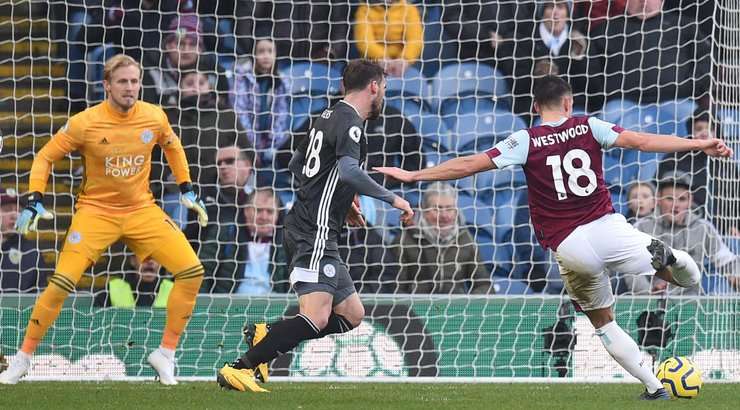 Một cú sút tuyệt vời! Ashley Westwood (Burnley) thể hiện sự bình tĩnh tuyệt vời trong vòng cấm để tung một cú sút nhanh vào góc trái phía dưới. Tỉ số là 2:1.