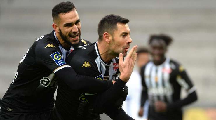 Vào! Thomas Mangani (Angers) sút bóng làm tung nóc lưới, vượt qua tầm với của thủ môn Gauthier Gallon.