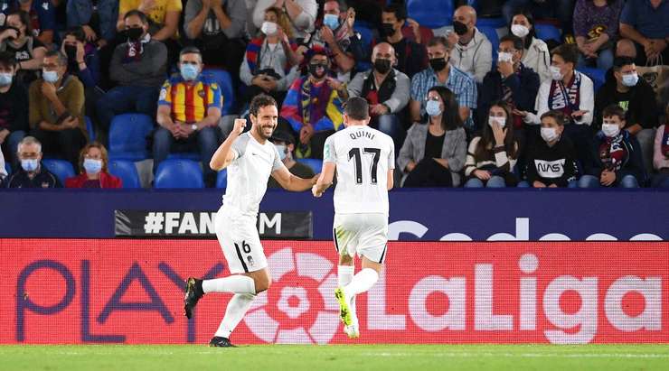Vào! Ruben Rochina thực hiện quả phạt góc và đưa bóng rất vừa tầm đến vị trí của German Sanchez (Granada CF), người đã dứt điểm chuẩn xác từ gần chấm phạt đền vào góc thấp bên trái khung thành, bóng đập cột dọc vào lưới. Tỉ số là 0:1.