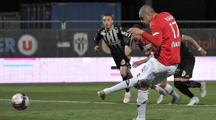 VÀO! Đó là một cú sút phạt đền tuyệt vời của Burak Yilmaz (Lille) về phía góc thấp bên phải khung thành, không có một chút cơ hội nào cho thủ môn Paul Bernardoni để cản phá!