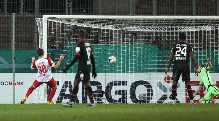 Vào! Oguzhan Kefkir (RW Essen) đã có mặt đúng lúc đúng chỗ để lấy bóng bật ra trong vòng cấm, và anh ấy sút bóng vào chính giữa mành lưới. Tỉ số là 1:1.