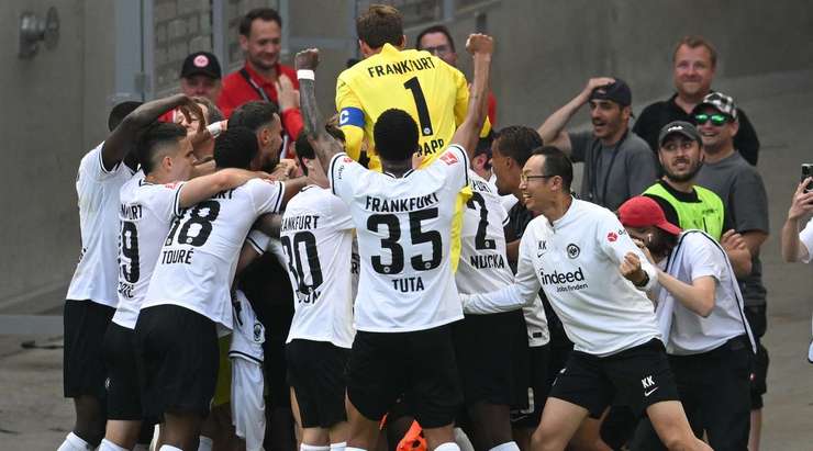 Randal Kolo Muani nhồi bóng cho Junior Dina Ebimbe (Eintracht Frankfurt), người đón đường chuyền của anh ở trong vòng cấm và ra chân rất nhanh vào góc phải khung thành! Thủ môn đã không thể làm gì được. 2:1!