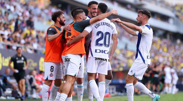 Exposito nhồi bóng cho Joselu (Espanyol), người đón đường chuyền của anh ở trong vòng cấm và ra chân rất nhanh vào góc phải khung thành! Thủ môn đã không thể làm gì được. 1:2!