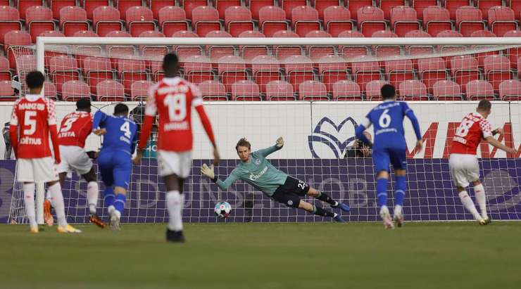Vào! Daniel Brosinski (Mainz) sút bóng vào góc thấp bên trái khung thành, vượt qua tầm với của Frederik Ronnow dù thủ môn đã đổ người hết cỡ.