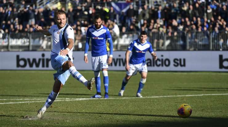 Vào! Ciro Immobile (Lazio) giành chiến thắng trên chấm phạt đền bằng một cú sút không thể cản phá, vượt qua tầm với của thủ môn Jesse Joronen vào góc thấp bên trái.