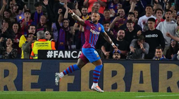 Vào! Jordi Alba nạp đạn cho Memphis Depay (Barcelona) ở một vị trí bên trong vòng cấm, và cầu thủ này đã giữ được cái đầu lạnh để sút bóng vào góc thấp bên trái khung thành. Tỉ số là 1:0.