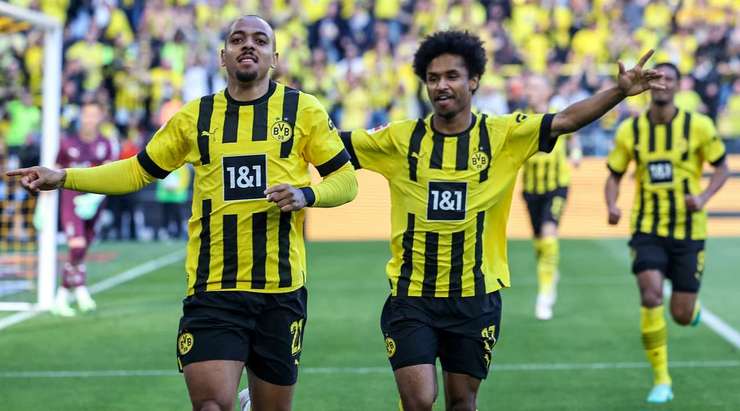 Một pha bóng bật ra thiếu may mắn tìm đến chân của Donyell Malen (Dortmund) và anh ấy không bỏ lỡ một cơ hội rõ ràng như vậy.