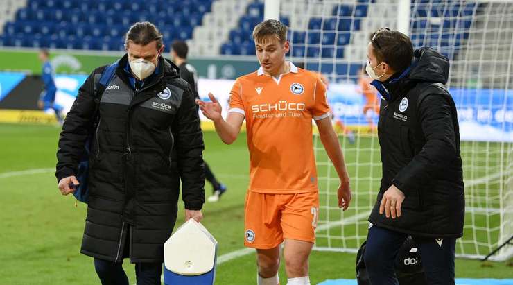 Cedric Brunner (Arminia Bielefeld) đang nằm sân vì chấn thương và trọng tài đã cho dừng trận đấu để đội ngũ y tế có thể có thể vào sân.