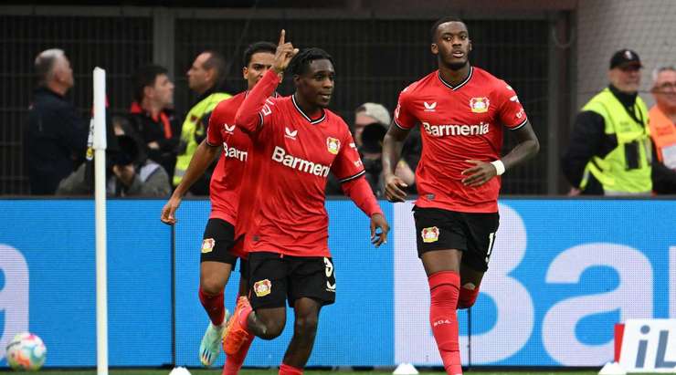 Nó đã đi vào lưới! Daley Sinkgraven tung một đường chuyền đến Jeremie Frimpong (Bayer Leverkusen), và anh ấy dễ dàng đưa bóng vào lưới trống. Tỉ số là 2:2.