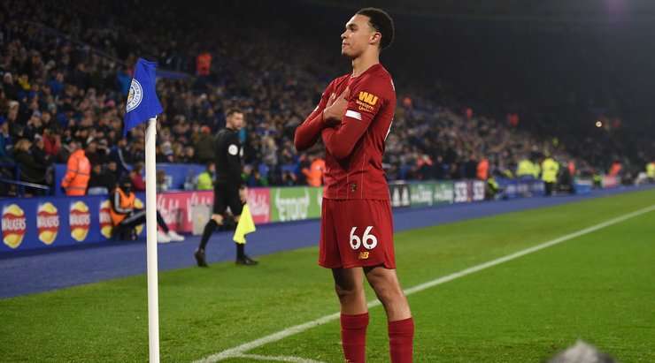 Vào! Đường kiến tạo xuất sắc của Sadio Mane mở ra rất nhiều khoảng trống cho Trent Alexander-Arnold (Liverpool) ở ngoài rìa vòng cấm. Quan sát thấy thủ môn đang lên cao, cầu thủ này lạnh lùng tỉa bóng chính xác vào góc dưới bên trái khung thành. Tỉ số là 0:4.