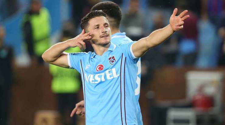 Enis Bardhi (Trabzonspor) tung một cú sút chìm, là là mặt đất từ vì trí đá phạt ở ngay bên ngoài vòng cấm. Cú sút của anh đi một cách hiểm hóc vào mé trong cột dọc bên phải. Một cú sút phạt tuyệt đẹp và bàn thắng này sẽ làm hài lòng cả những cổ động viên khó tính nhất.