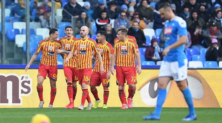 Vào! Filippo Falco treo một đường bóng sắc sảo vào vòng cấm theo hướng di chuyển của Gianluca Lapadula (Lecce). Cầu thủ này bật lên rất cao để tung một cú đánh đầu căng như kẻ chỉ từ giữa vòng cấm vào góc trái khung thành. Thủ môn David Ospina đã không có cơ hội nào để cản phá. 1:2!