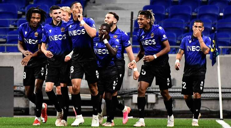 William Saliba (Nice) đang ăn mừng sau một bàn thắng tuyệt đẹp. Anh ấy có vừa đủ khoảng trống trong vòng cấm để đón quả đá phạt và đánh đầu chìm, chuẩn xác vào mé trong cột dọc bên phải.