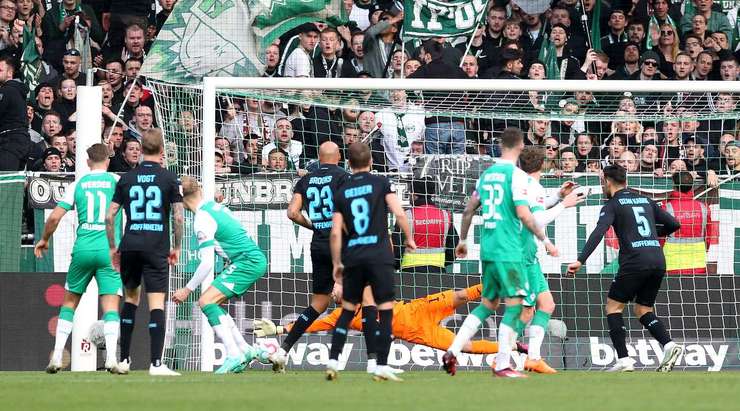 Vào! Mitchell Weiser treo một đường bóng sắc sảo vào vòng cấm theo hướng di chuyển của Amos Pieper (Werder Bremen). Cầu thủ này bật lên rất cao để tung một cú đánh đầu căng như kẻ chỉ từ giữa vòng cấm vào góc trái khung thành. Thủ môn Oliver Baumann đã không có cơ hội nào để cản phá. 1:2!