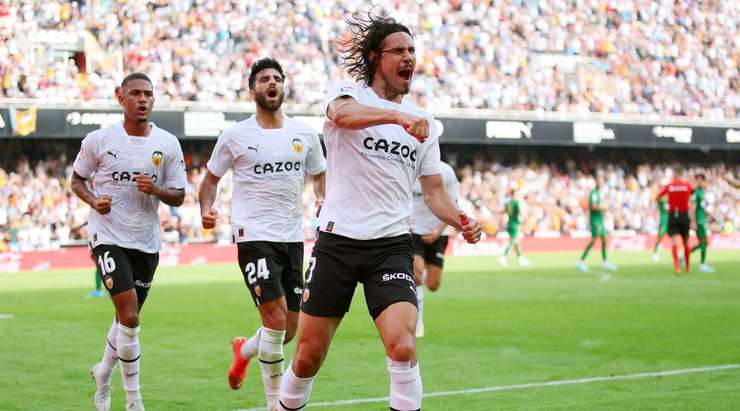 Edinson Cavani (Valencia) nhảy lên đón một quả tạt tuyệt vời và đánh đầu hạ gục thủ môn, đưa bóng vào nóc lưới.