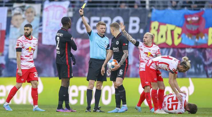 Obite Evan N'Dicka (Eintracht Frankfurt) nhận thẻ vàng sau một pha chuồi bóng thường chỉ thấy trên sàn đấu võ.