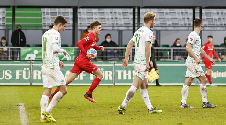 Vào rồi! Linus Gechter (Hertha Berlin) nâng tỉ số lên 2:1 bằng cú đánh đầu từ cự ly gần ghim quả bóng vào chính giữa khung thành sau đường căng ngang kiến tạo của Vladimir Darida.