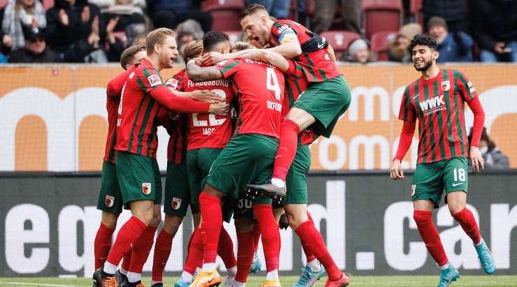 Iago (Augsburg) có một pha đi bóng độc diễn tuyệt vời và dứt điểm từ trong vòng cấm, đánh bại thủ môn Pavao Pervan với một cú sút vào góc phải khung thành. Tỉ số bây giờ là: 1:0.