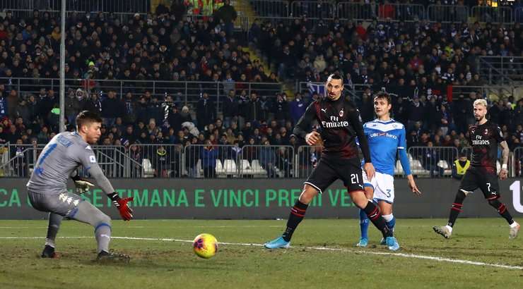 Một tình huống có phần tham lam của Zlatan Ibrahimovic (AC Milan). Anh có bóng ở một vị trí thuận lợi trong vòng cấm nhờ đường chuyền chuẩn xác của đồng đội và dứt điểm ngay, nhưng nỗ lực của anh không tạo được bất kỳ nguy hiểm nào cho khung thành đối phương, bóng bay lệch xa ra ngoài cột dọc bên trái. Bóng đã ở ngoài sân và sẽ có một quả phát bóng lên cho Brescia.