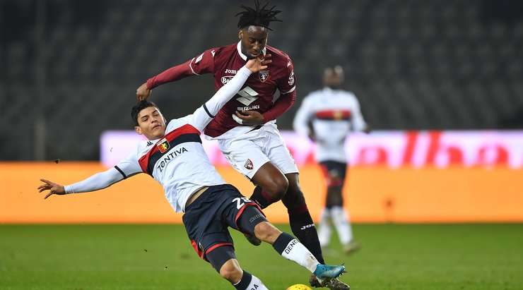 Soualiho Meite (Torino) vừa có một tình huống tranh bóng phạm lỗi và anh phải nhận một chiếc thẻ vàng không do dự của trọng tài.