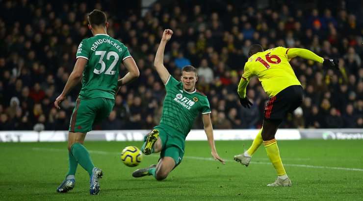 Vào! Gerard Deulofeu chuyền bóng cho Abdoulaye Doucoure (Watford) và cầu thủ này có một cú sút bị bị đổi hướng ngay trong vòng cấm, khiến thủ môn Rui Patricio không thể làm gì được. 2:0.