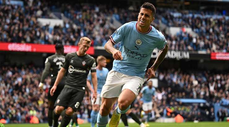 Joao Cancelo (Manchester City) kết thúc nỗ lực đi bóng đẹp mắt của mình với một cú sút xuất sắc từ trong vòng cấm. Bóng đi chìm vào giữa khung thành và Gavin Bazunu chỉ có thể vào lưới nhặt bóng. Tỉ số là 1:0.