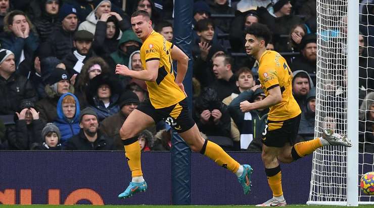 Vào! Leander Dendoncker (Wolves) sút bóng bật ra đi chìm vào chính giữa khung thành sau khi bóng đến chỗ anh ấy trong vòng cấm. Tỉ số là 0:2.