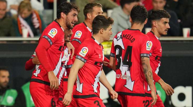 Bóng đã nằm trong lưới! Alvaro Garcia treo bóng vào vòng cấm và Santi Comesana (Rayo Vallecano) đón quả tạt để dứt điểm gọn gàng vào lưới. 0:1.